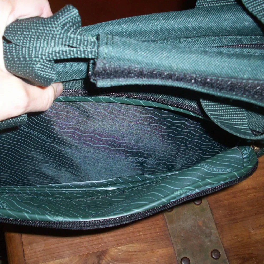 Ricardo Beverly Hills Carry On Toiletry Hanging Travel Bag Suitcase 13x10 inches